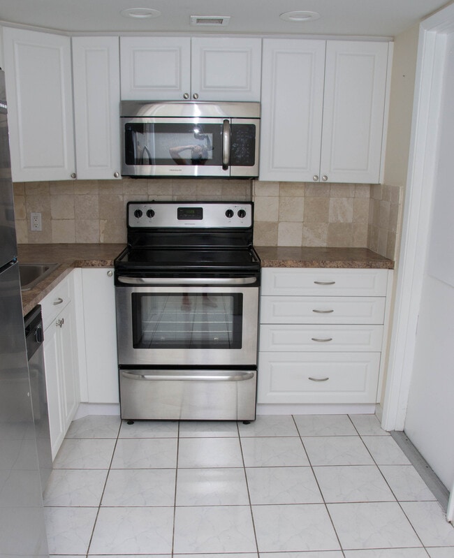 2801 N Palm Aire Dr, Unit 502 in Pompano Beach, FL - Building Photo - Building Photo