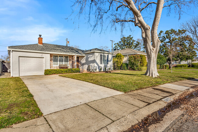 6025 3rd Ave in Sacramento, CA - Foto de edificio - Building Photo