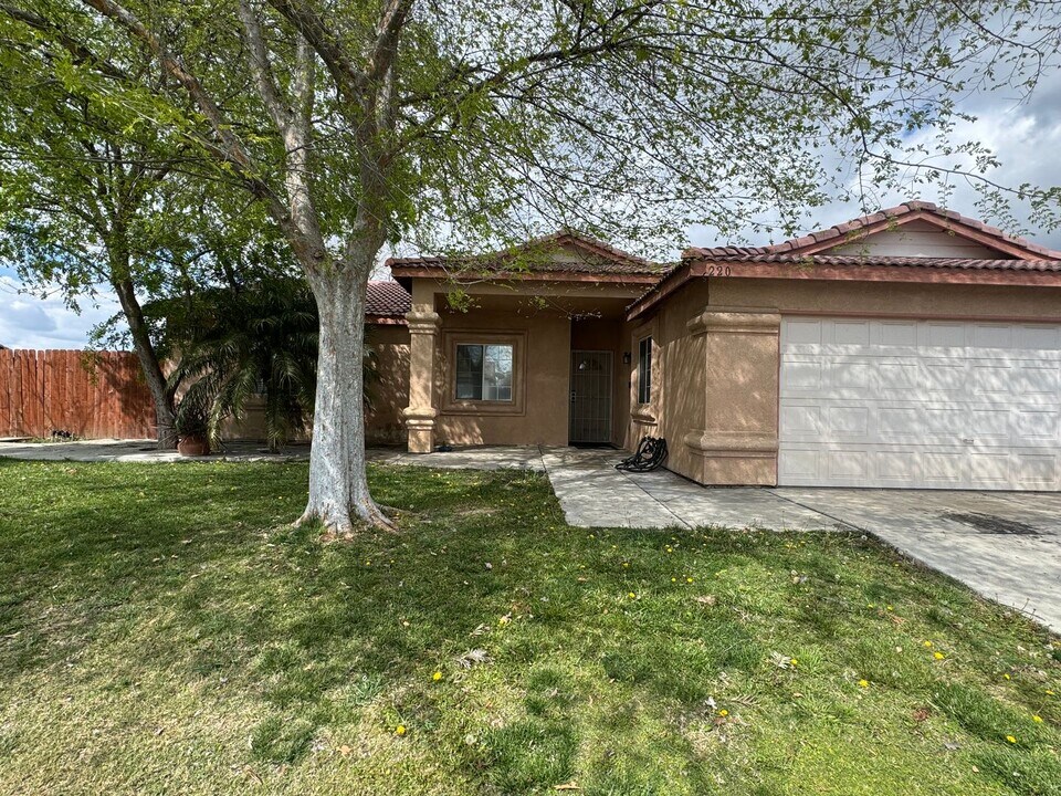 5220 Caballeros Dr in Bakersfield, CA - Building Photo