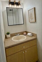 6915 W 16th Dr in Hialeah, FL - Foto de edificio - Building Photo