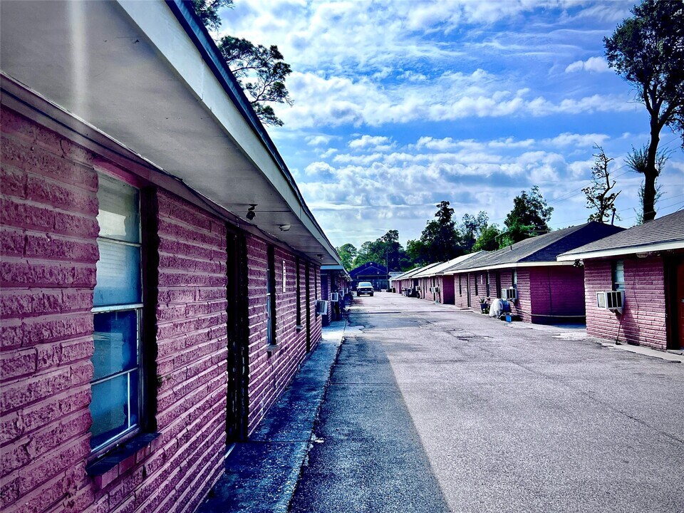 1825 W Little York Rd in Houston, TX - Building Photo