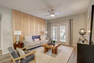Oasis at Plum Creek Apartments in Kyle, TX - Foto de edificio - Building Photo