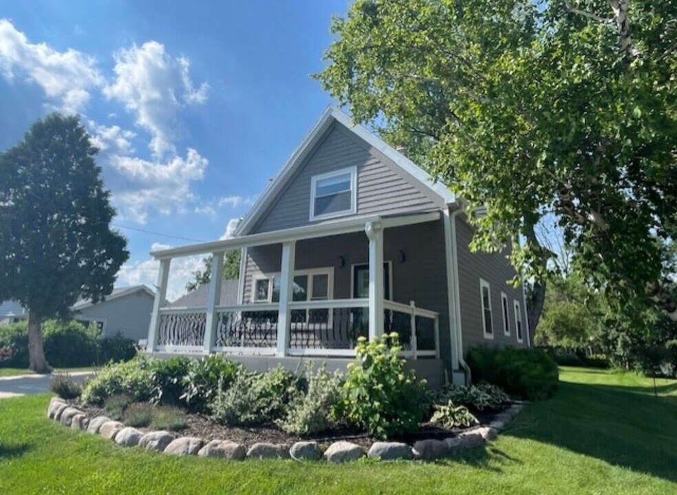 402 E Calumet Rd in Fox Point, WI - Building Photo