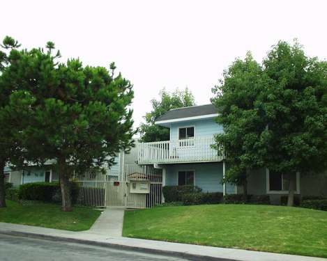 Claretta Avenue Apartments in Hawaiian Gardens, CA - Building Photo