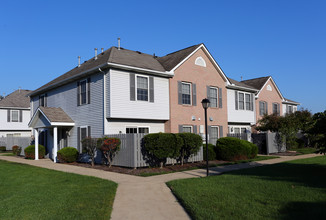 Yorkshire Woods Apartments in Cuyahoga Falls, OH - Building Photo - Building Photo