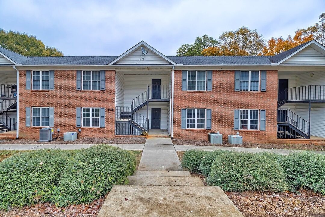 4 bed/4 bath Off-Campus Apartments in Clemson, SC - Building Photo