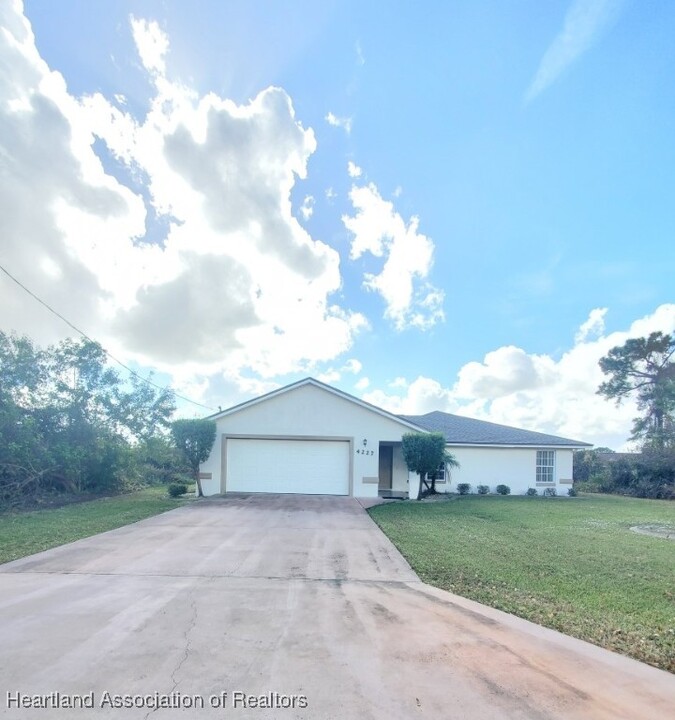 4227 Mackerel Dr in Sebring, FL - Building Photo