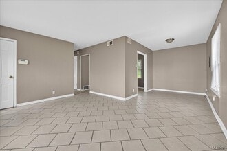 6018 Evergreen Blvd in Berkeley, MO - Building Photo - Building Photo