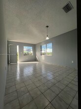 18850 NW 57th Ave in Hialeah, FL - Foto de edificio - Building Photo