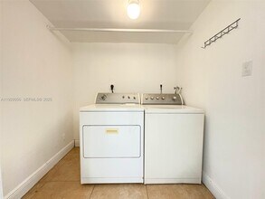 2406 McKinley St in Hollywood, FL - Building Photo - Building Photo