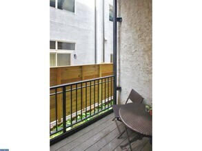 6 S Strawberry St, Unit 3 in Philadelphia, PA - Foto de edificio - Building Photo