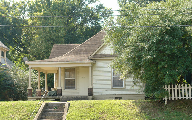 2175 Madison Ave in Memphis, TN - Building Photo - Building Photo