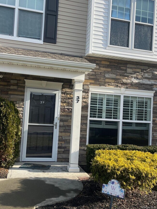 37 Weatherby Ln in Central Islip, NY - Foto de edificio - Building Photo