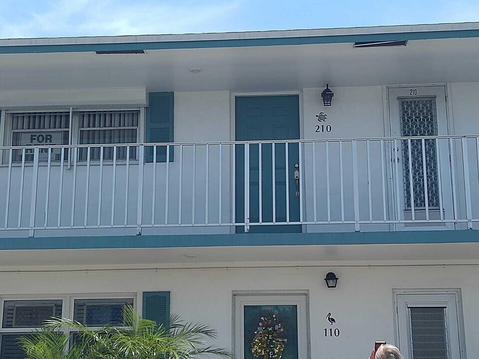 1114 Lake Terrace in Boynton Beach, FL - Building Photo