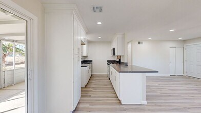 9670 Timberlane Ave in Hesperia, CA - Foto de edificio - Building Photo