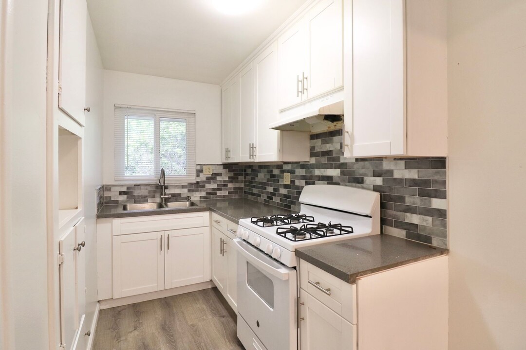 241 Chester Way in Oxnard, CA - Building Photo