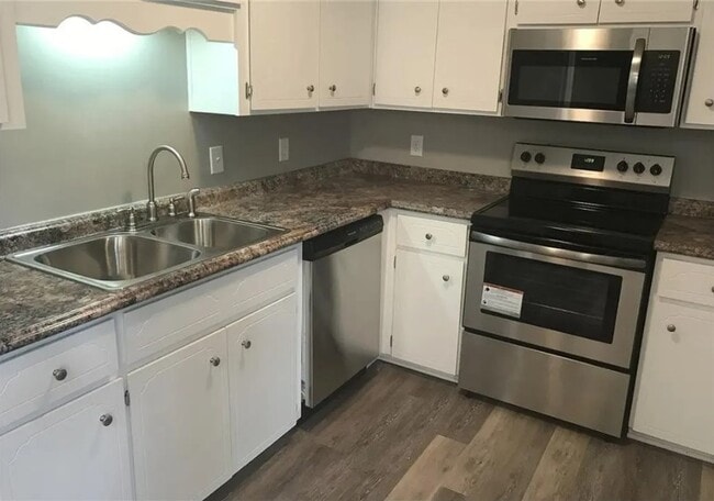 102 Adams Ct in Brunswick, GA - Foto de edificio - Building Photo