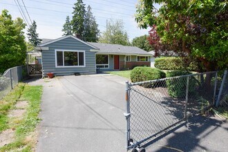 14619 9th Ave NE in Shoreline, WA - Building Photo - Building Photo