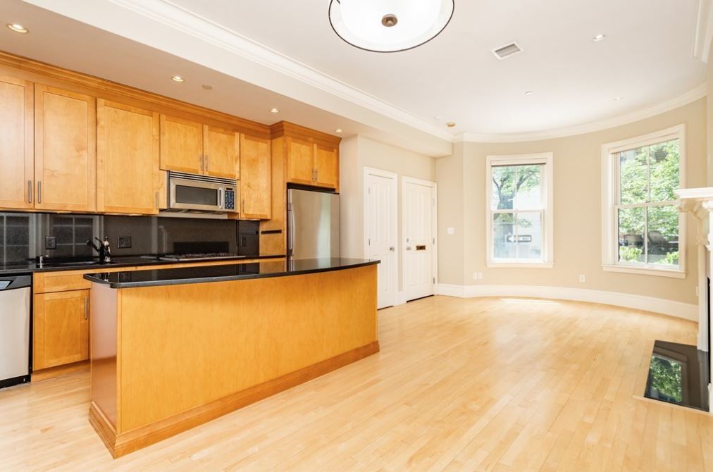 70 E Brookline St in Boston, MA - Building Photo