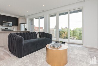 2534 W Fullerton Ave, Unit 503 in Chicago, IL - Building Photo - Building Photo