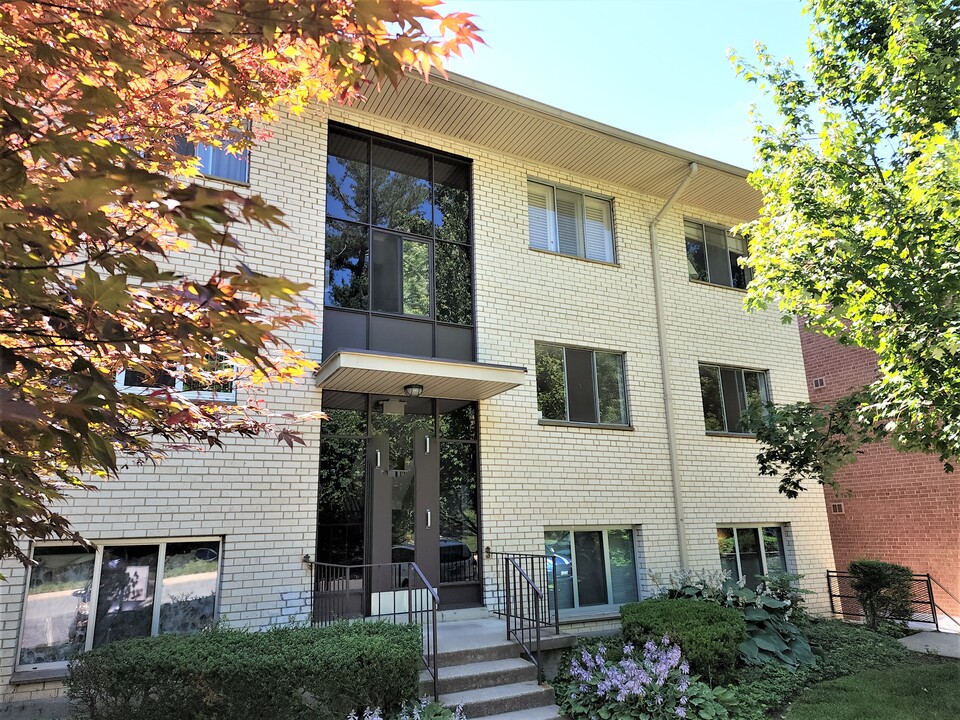 10208 Rockville Pike in North Bethesda, MD - Building Photo