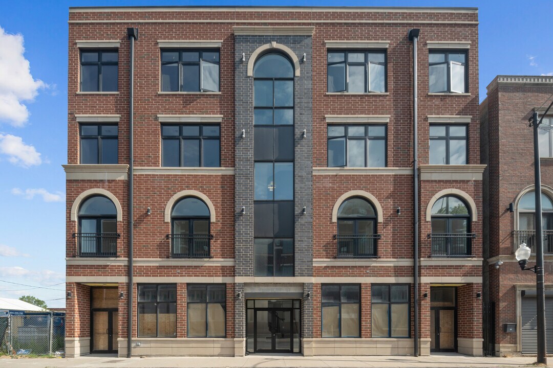 70 E Pershing Rd in Chicago, IL - Building Photo