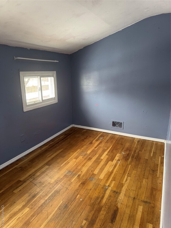 112 Avondale Dr in Centereach, NY - Building Photo - Building Photo