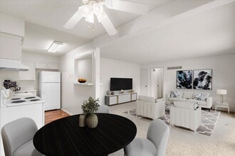 Louisburg Square Apartments & Townhomes in Overland Park, KS - Foto de edificio - Building Photo