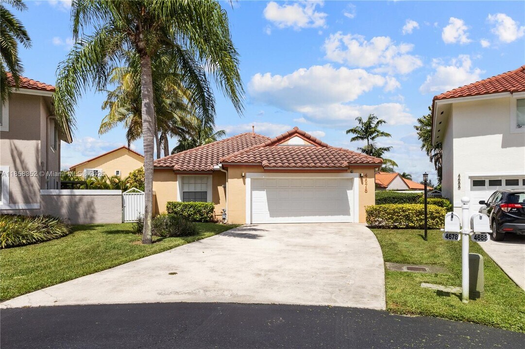 4678 NW 103rd Ct in Doral, FL - Building Photo