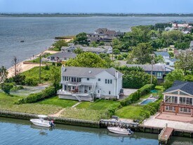2 Bayside Ave in East Quogue, NY - Building Photo