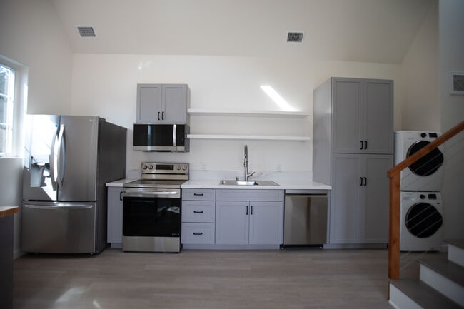 1435 Gillespie St in Santa Barbara, CA - Foto de edificio - Building Photo