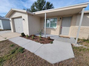 7335 Castanea Dr in Port Richey, FL - Foto de edificio - Building Photo