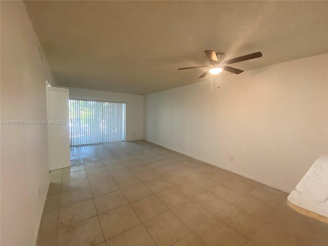 3410 Foxcroft Rd in Miramar, FL - Building Photo - Building Photo