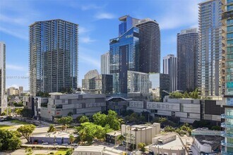 92 SW 3rd St, Unit 1604 in Miami, FL - Foto de edificio - Building Photo