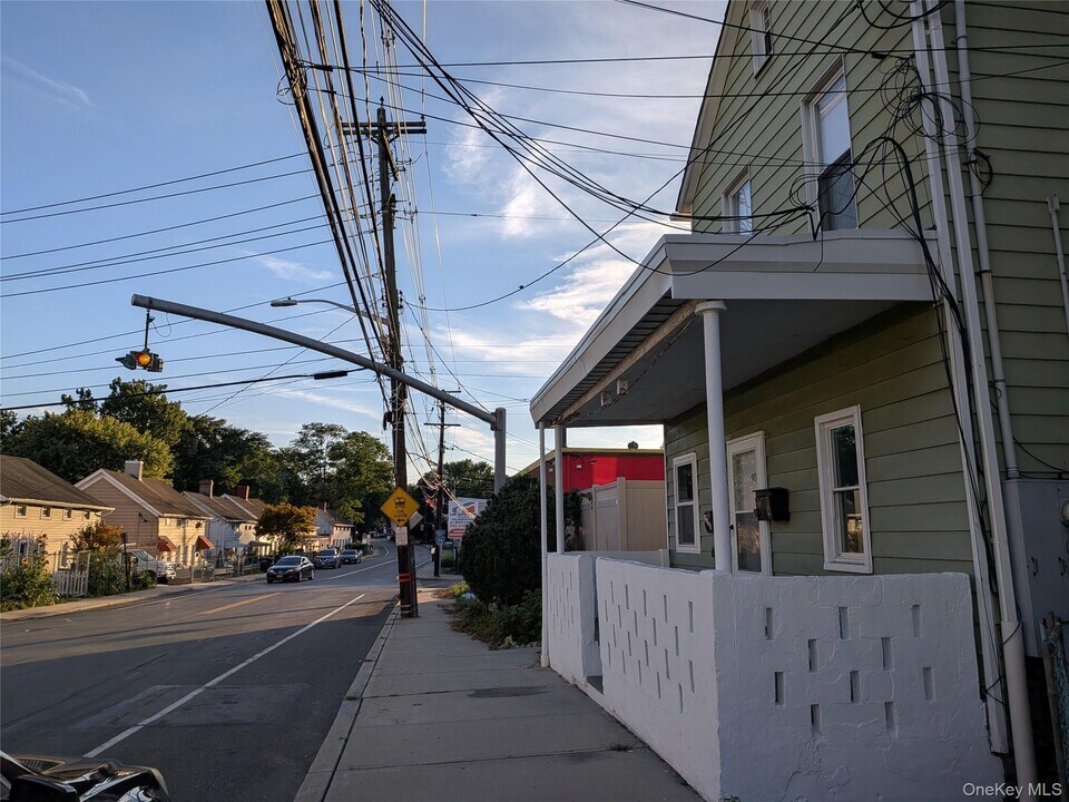 90-92-92 W Railroad Ave in West Haverstraw, NY - Building Photo