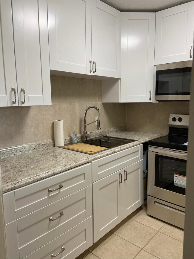 423 Chatham U in West Palm Beach, FL - Building Photo - Building Photo
