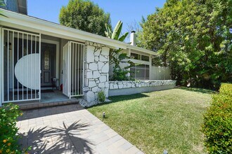 4623 Winnetka Ave in Woodland Hills, CA - Foto de edificio - Building Photo