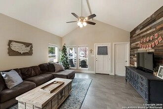 626 W Lullwood Ave in San Antonio, TX - Building Photo - Building Photo