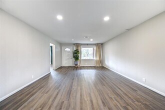 6026 Clarewood Dr in Houston, TX - Building Photo - Building Photo