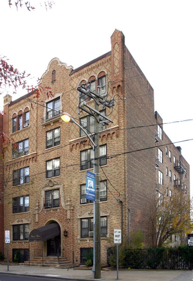 Chanin House in Jersey City, NJ - Foto de edificio - Building Photo