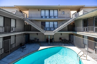 125 Ximeno Ave. in Long Beach, CA - Foto de edificio - Building Photo