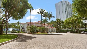 3245 NE 184th St in North Miami Beach, FL - Building Photo