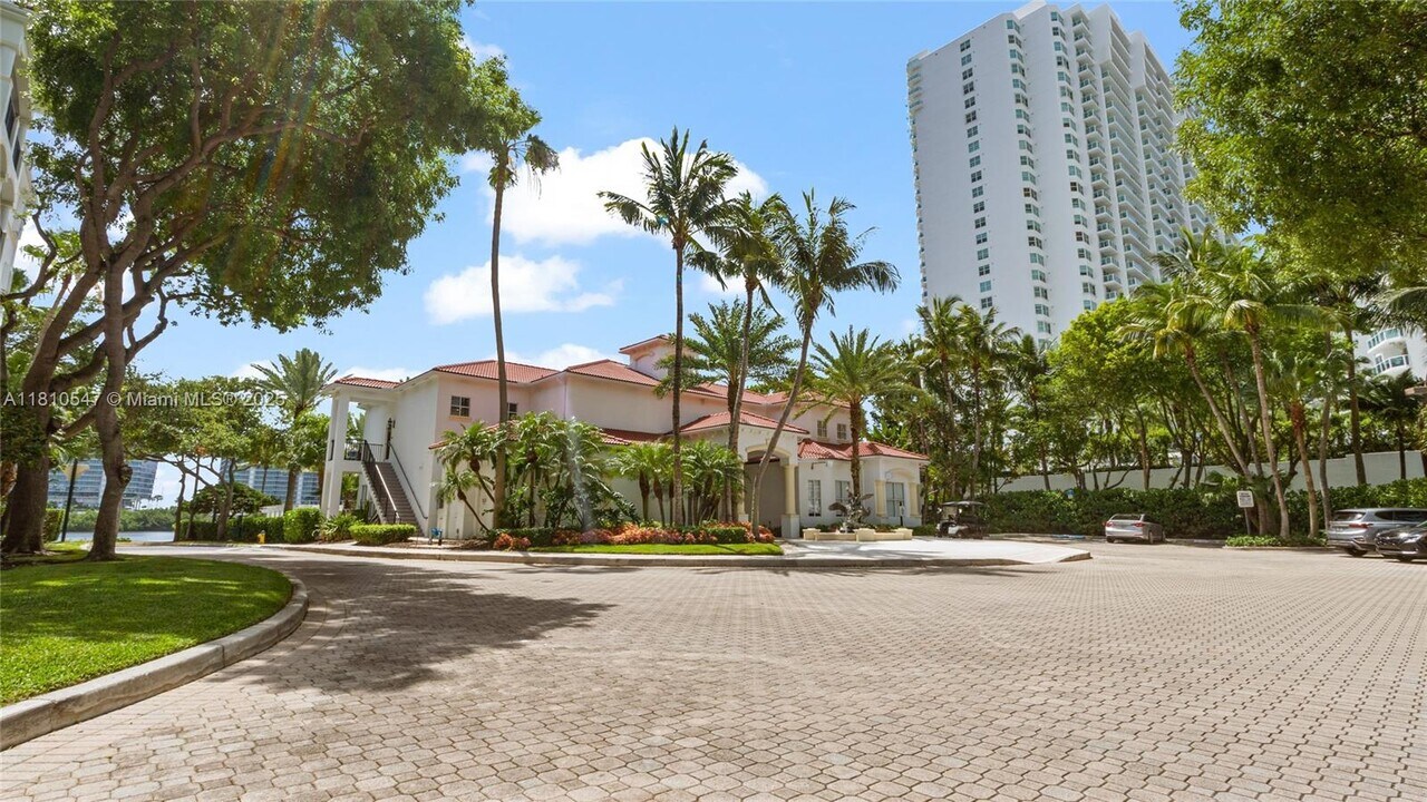 3245 NE 184th St in North Miami Beach, FL - Building Photo