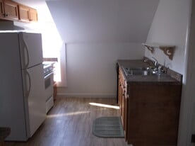 507 Roberts St, Unit Rear upper in Rome, NY - Building Photo