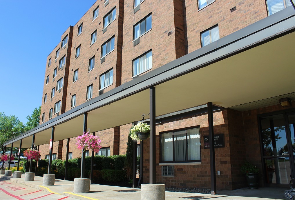 Abbotts Manor in Willoughby, OH - Building Photo