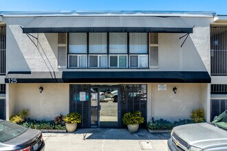 125 Ximeno Ave. in Long Beach, CA - Foto de edificio - Building Photo