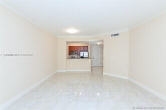 3001 NE 185th St in Aventura, FL - Foto de edificio - Building Photo