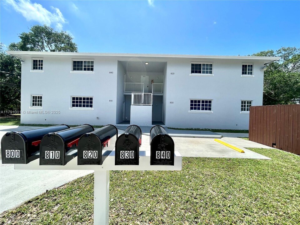 800 SW 10th Ave-Unit -830 in Hallandale Beach, FL - Building Photo