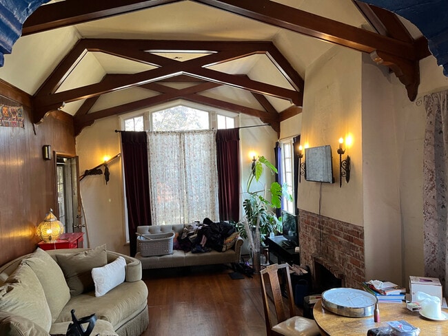 6127 Majestic Ave in Oakland, CA - Building Photo - Building Photo