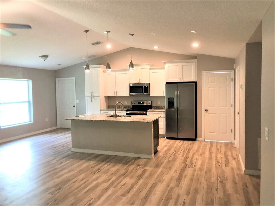 12043 Centralia Rd in Brooksville, FL - Building Photo